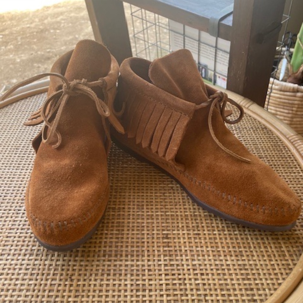 Minnetonka BRAND NEW hard sole boot moccasin women's 7.5